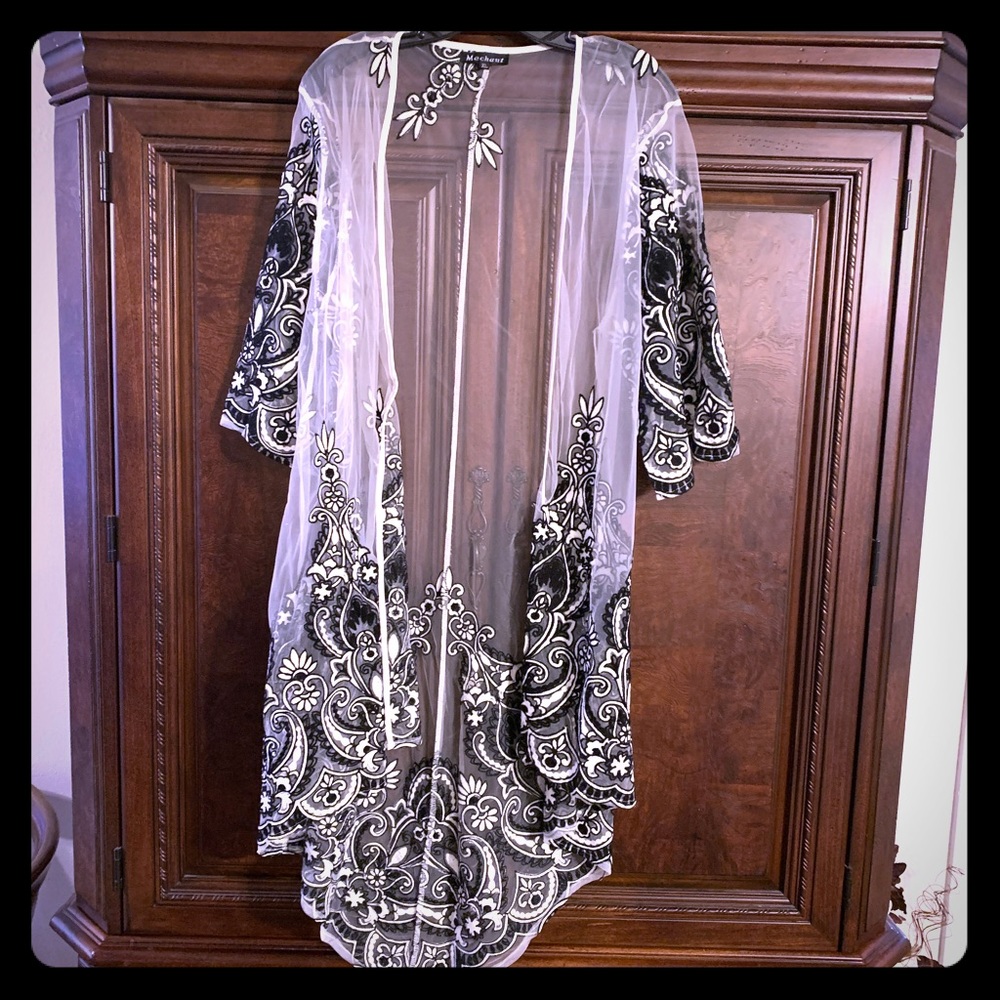 Mechant women’s size XL black and white kimono